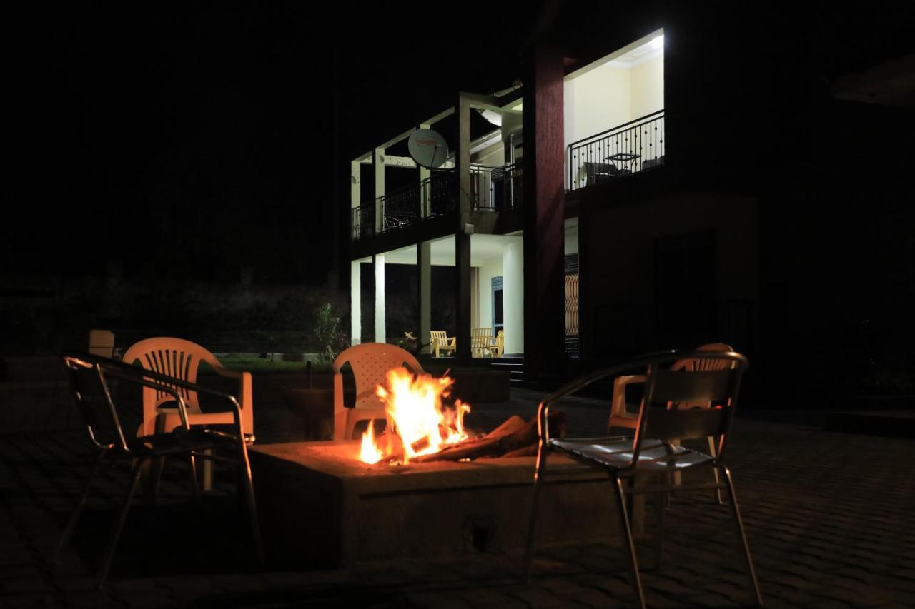 Silver Oaks Hotel Boma Fort Portal Екстериор снимка