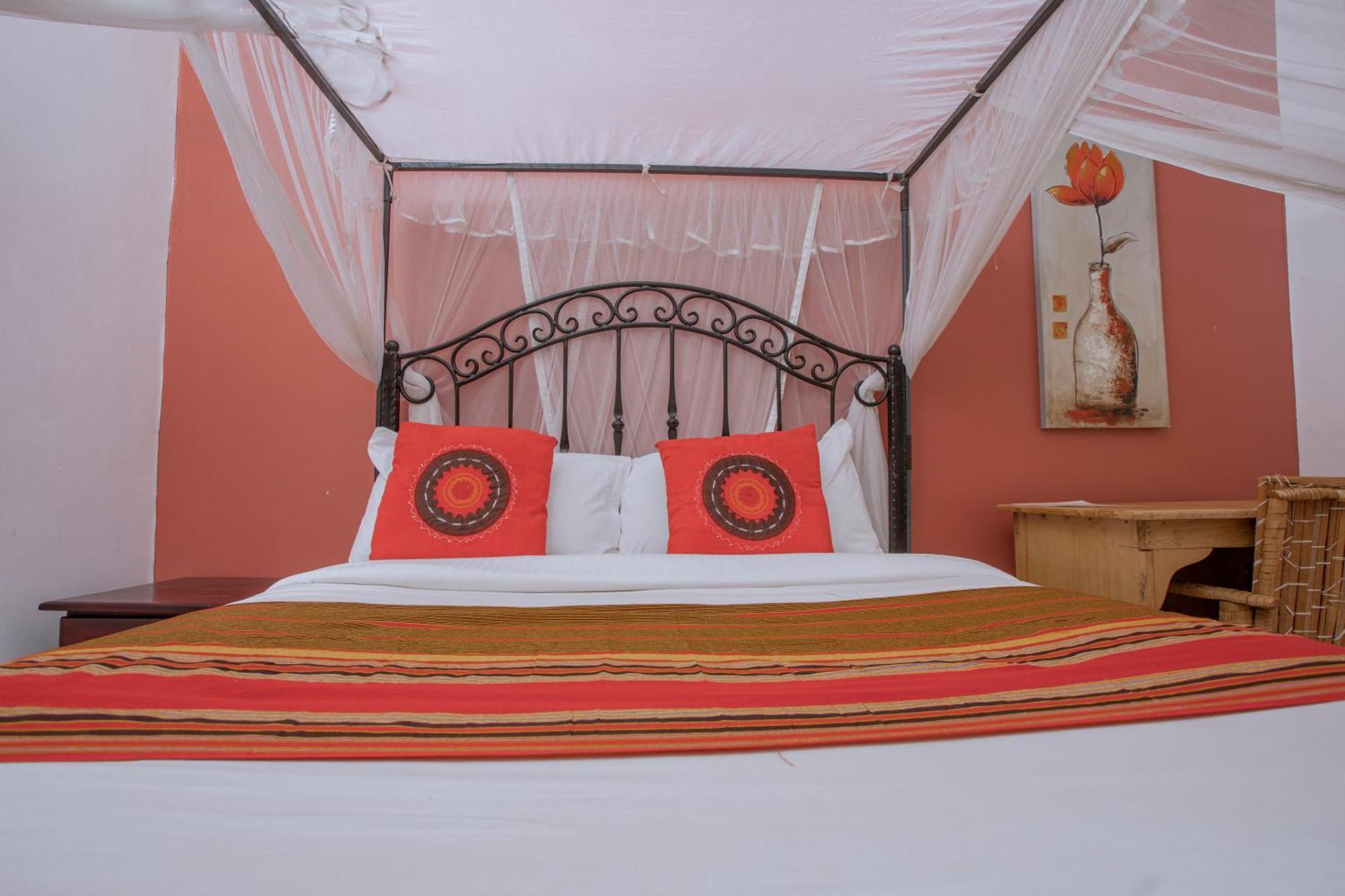 Silver Oaks Hotel Boma Fort Portal Екстериор снимка