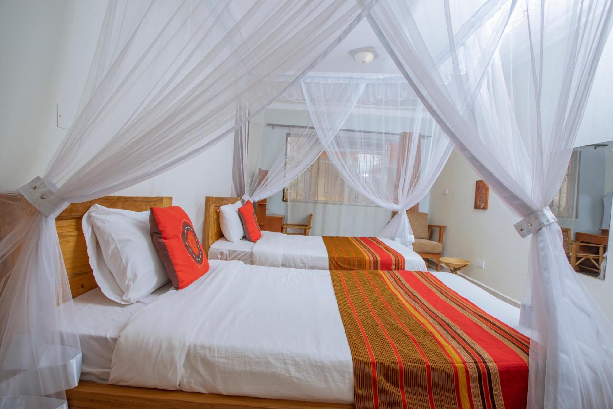 Silver Oaks Hotel Boma Fort Portal Екстериор снимка