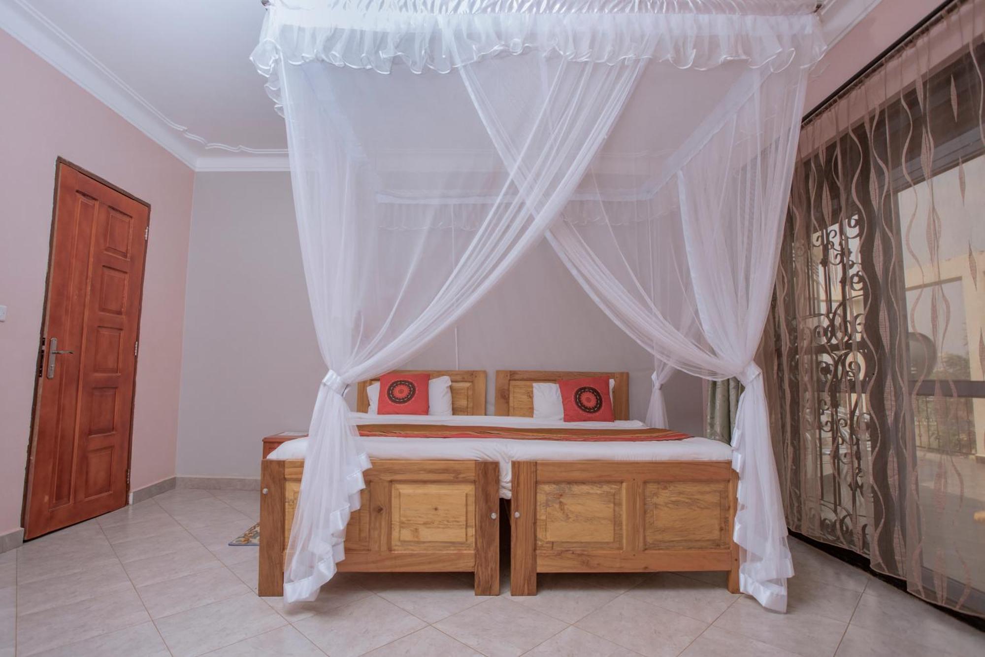 Silver Oaks Hotel Boma Fort Portal Екстериор снимка