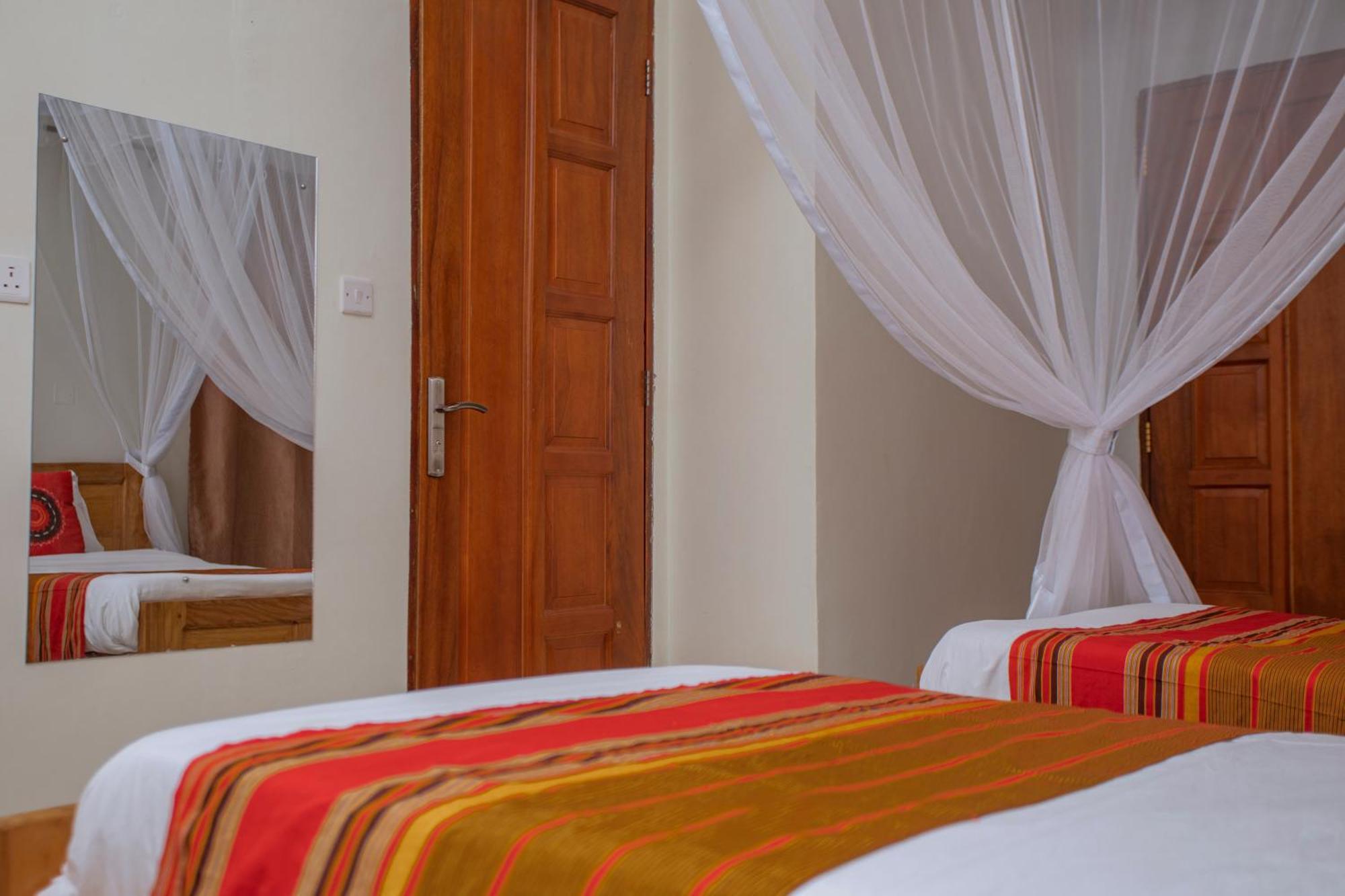 Silver Oaks Hotel Boma Fort Portal Екстериор снимка