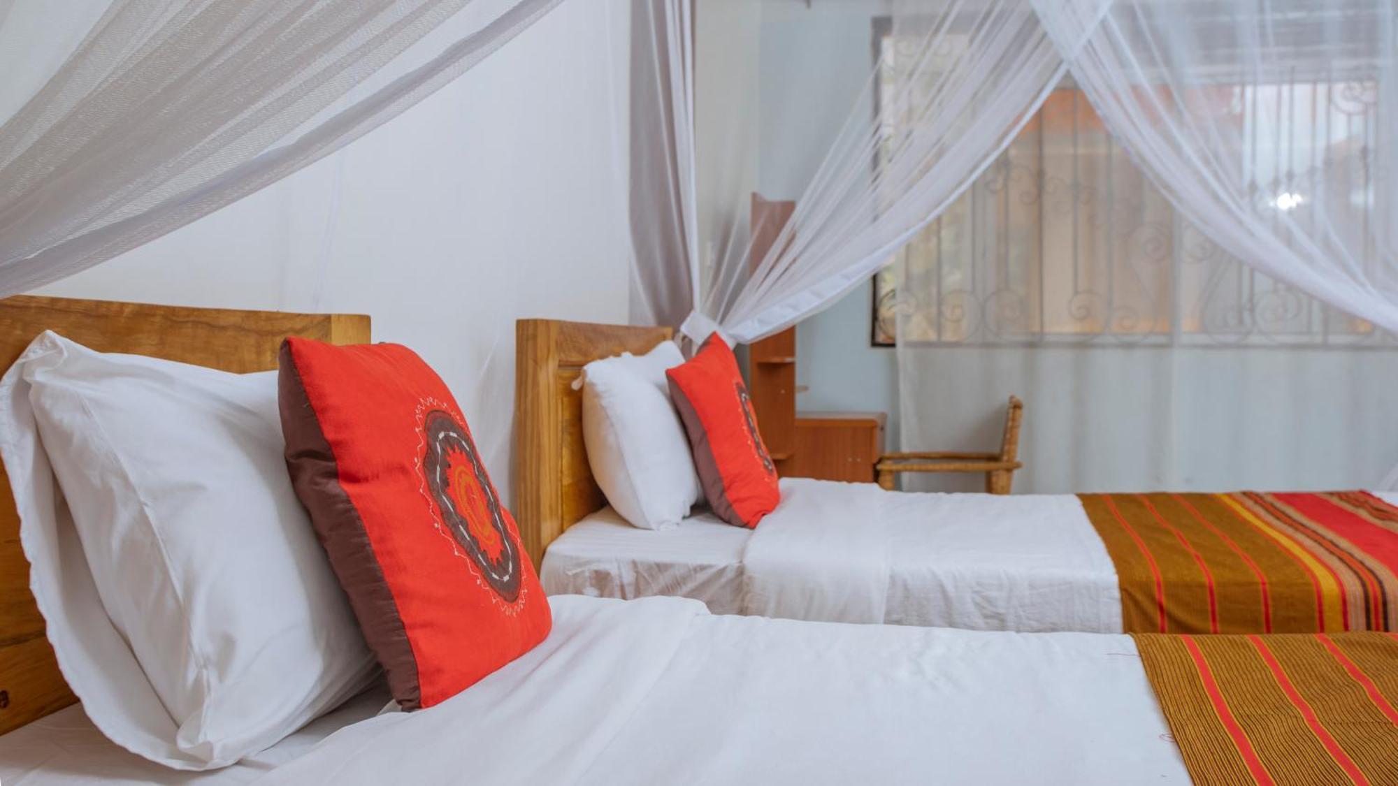 Silver Oaks Hotel Boma Fort Portal Екстериор снимка