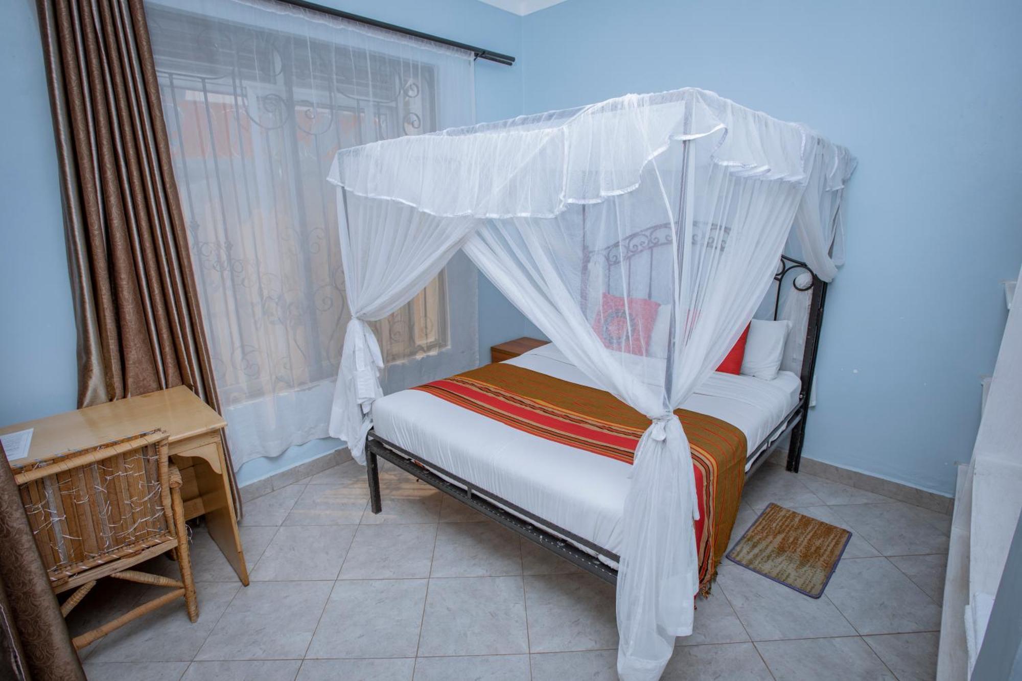 Silver Oaks Hotel Boma Fort Portal Екстериор снимка