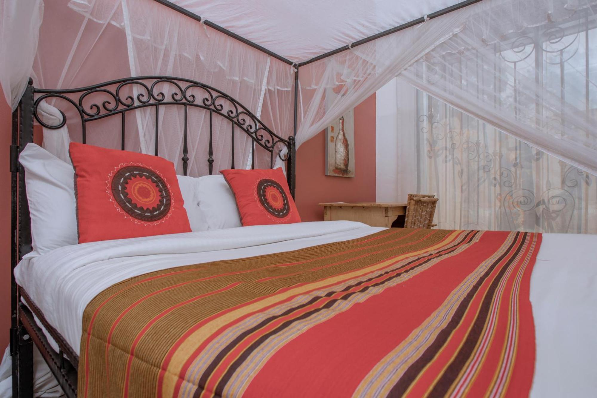 Silver Oaks Hotel Boma Fort Portal Екстериор снимка