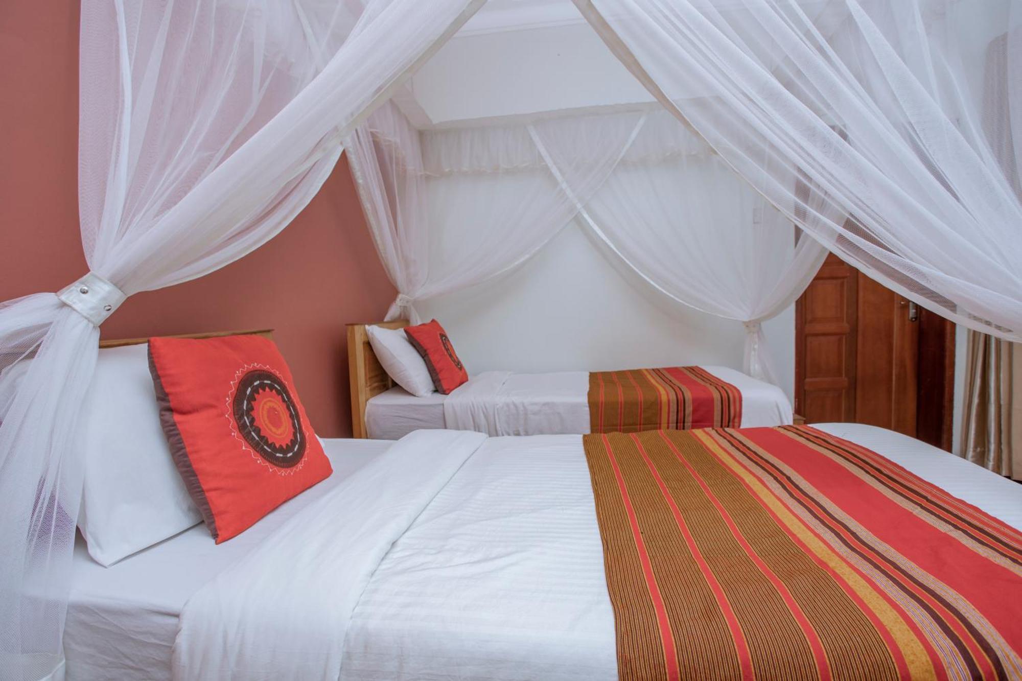 Silver Oaks Hotel Boma Fort Portal Екстериор снимка