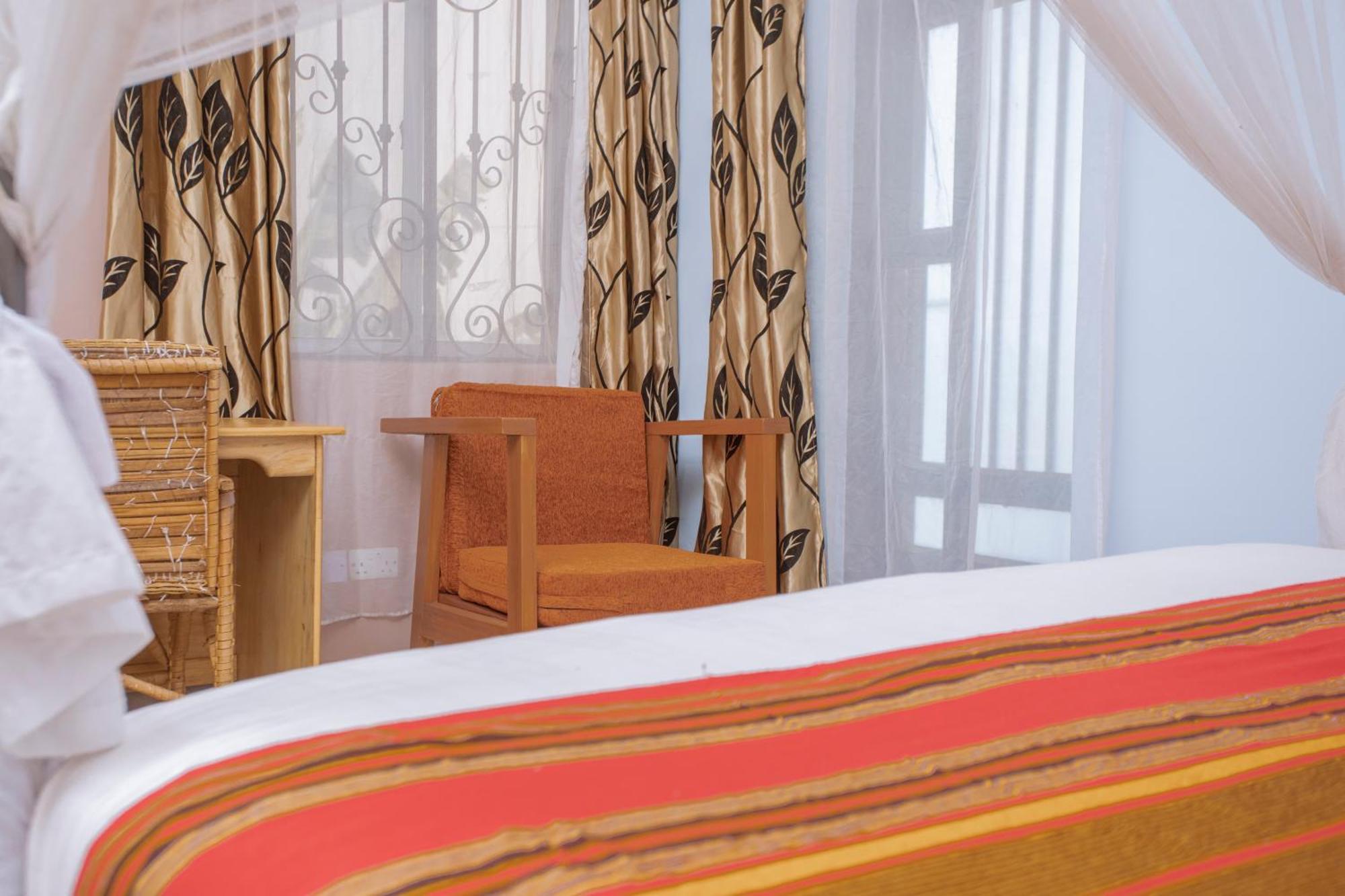 Silver Oaks Hotel Boma Fort Portal Екстериор снимка