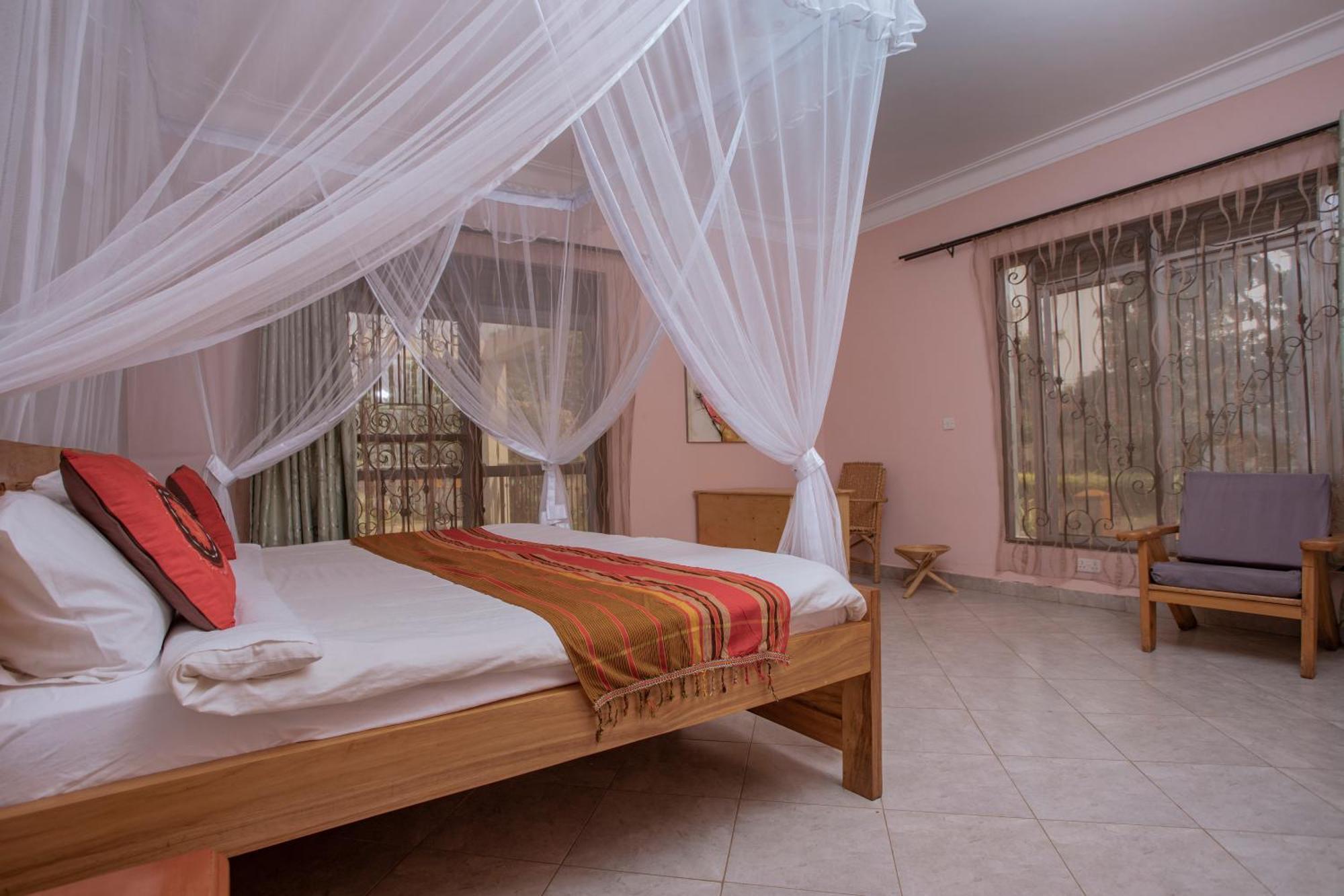 Silver Oaks Hotel Boma Fort Portal Екстериор снимка