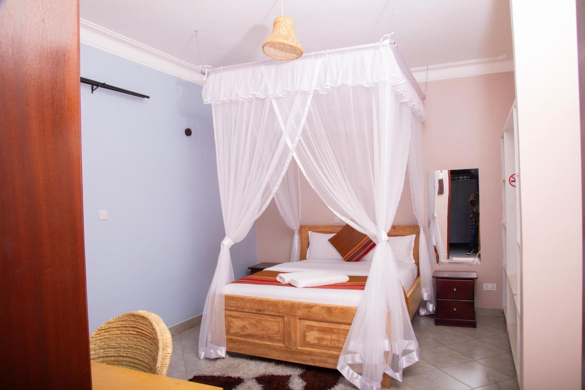 Silver Oaks Hotel Boma Fort Portal Екстериор снимка