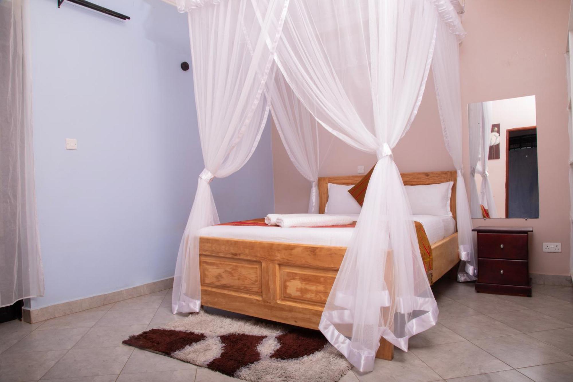 Silver Oaks Hotel Boma Fort Portal Екстериор снимка