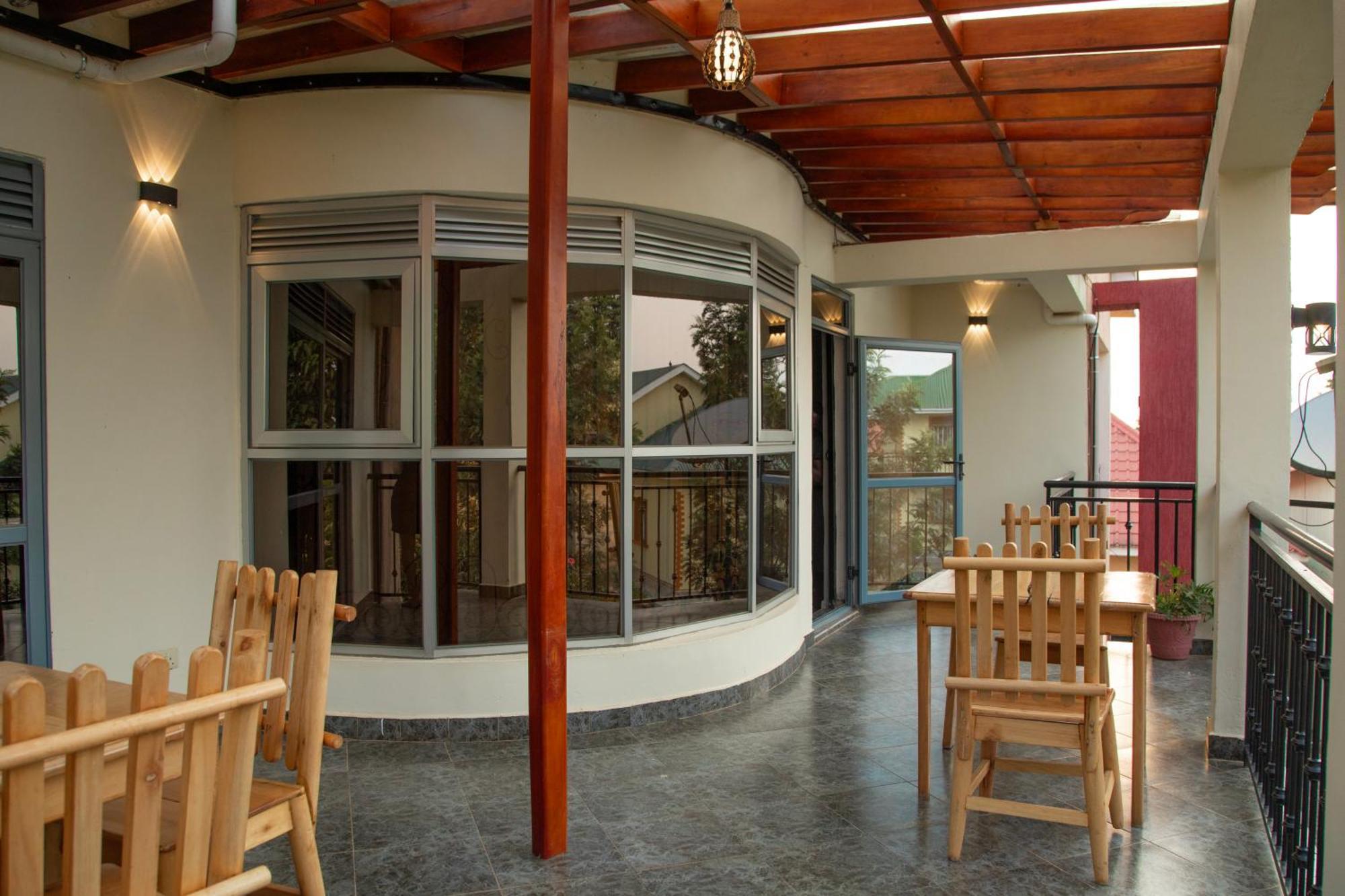 Silver Oaks Hotel Boma Fort Portal Екстериор снимка