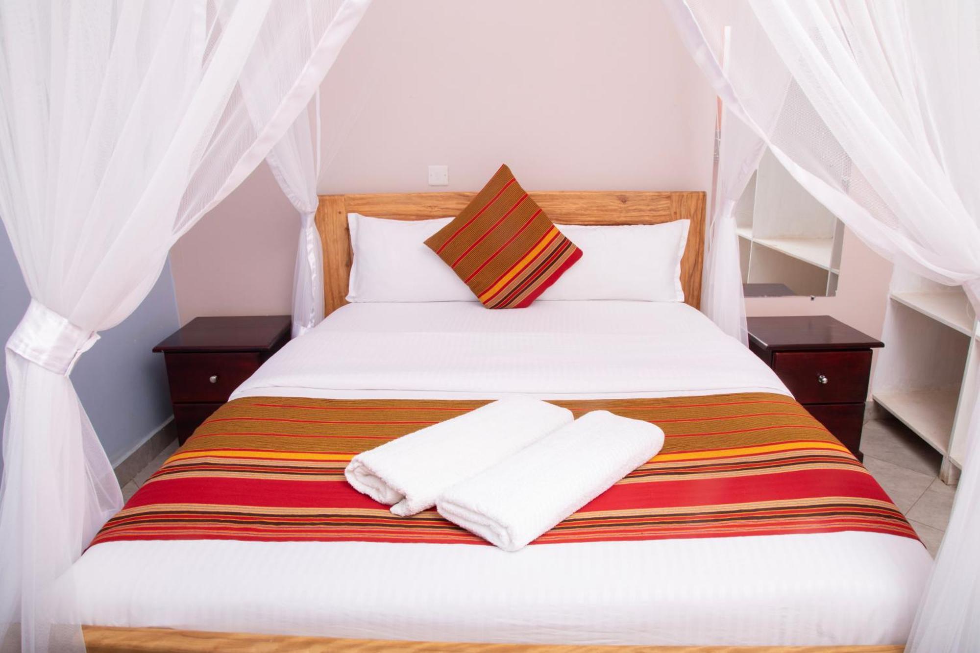 Silver Oaks Hotel Boma Fort Portal Екстериор снимка