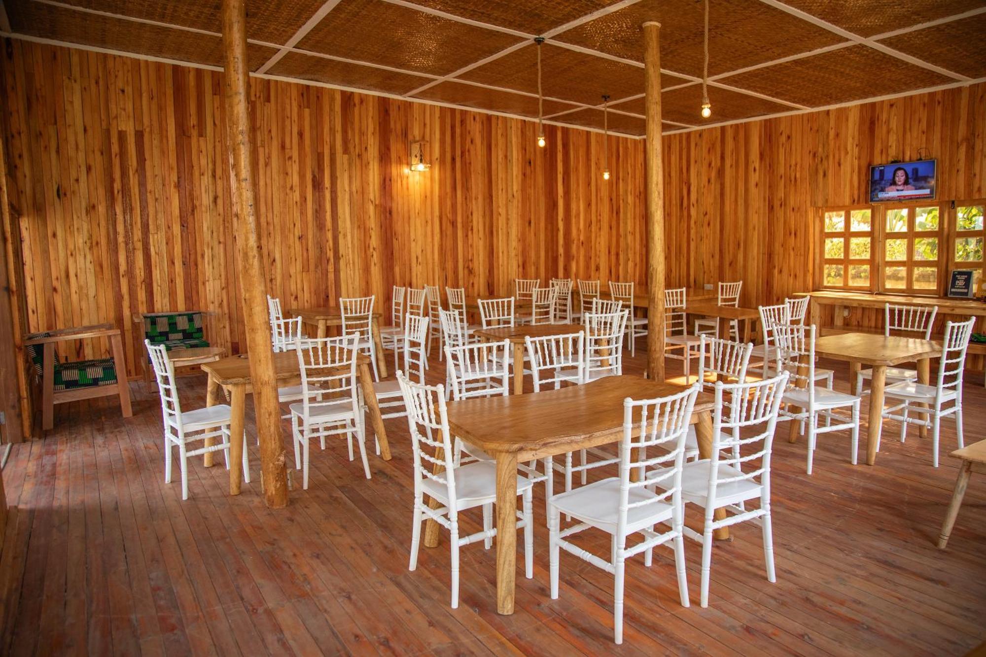 Silver Oaks Hotel Boma Fort Portal Екстериор снимка