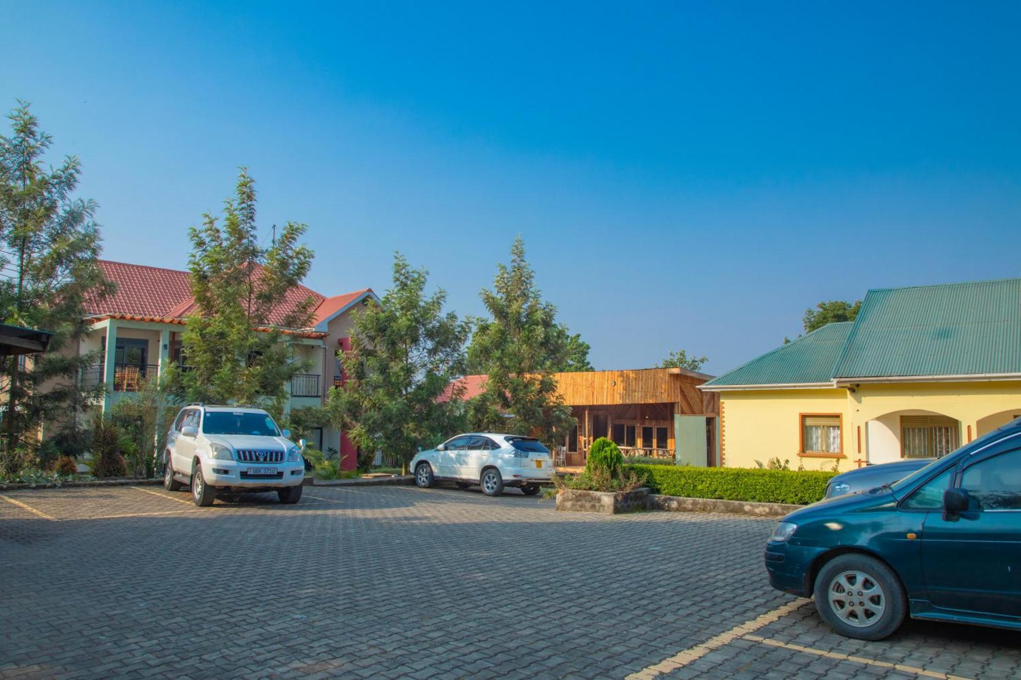 Silver Oaks Hotel Boma Fort Portal Екстериор снимка