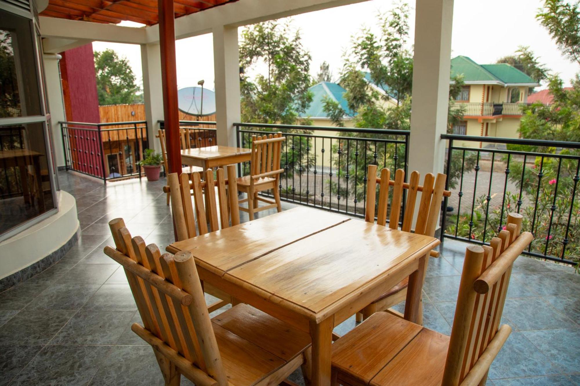Silver Oaks Hotel Boma Fort Portal Екстериор снимка