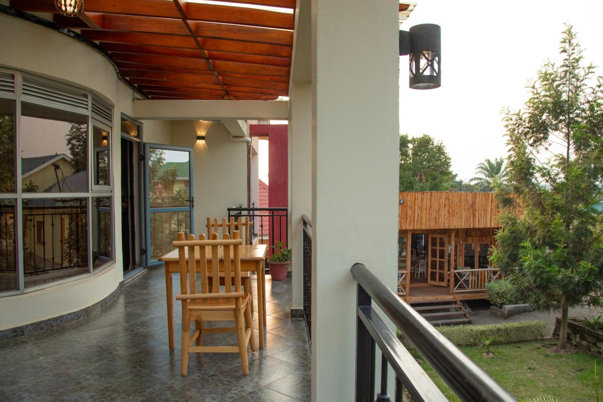 Silver Oaks Hotel Boma Fort Portal Екстериор снимка