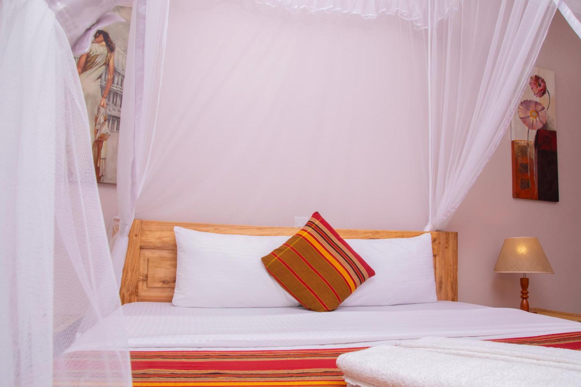 Silver Oaks Hotel Boma Fort Portal Екстериор снимка