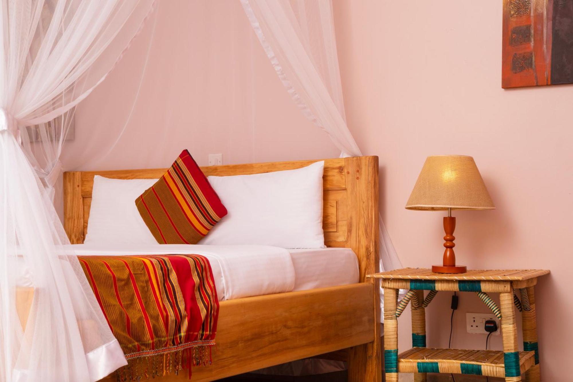 Silver Oaks Hotel Boma Fort Portal Екстериор снимка